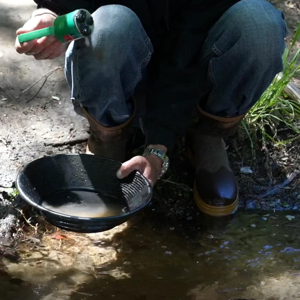 Compact Gold Panning Kit with 2 Classifier Sifting Pans (Black) K482814